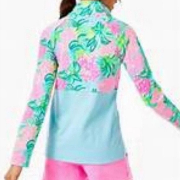 Lilly Pulitzer UPF50+ Noralie Popover Blue Ibiza Pineapple Shake - Picture 3 of 7